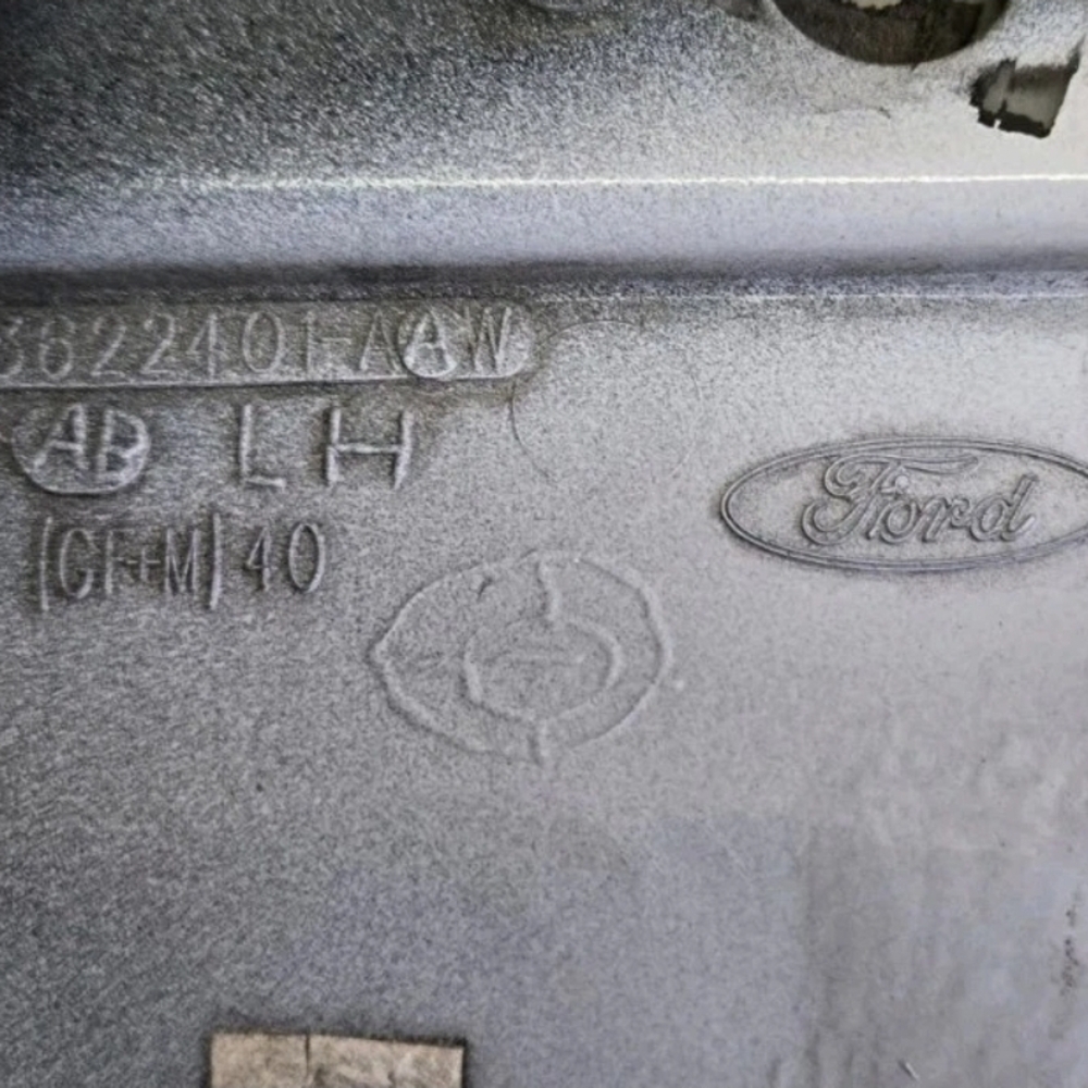 White Metal Locking Box - Picture 3 of 6